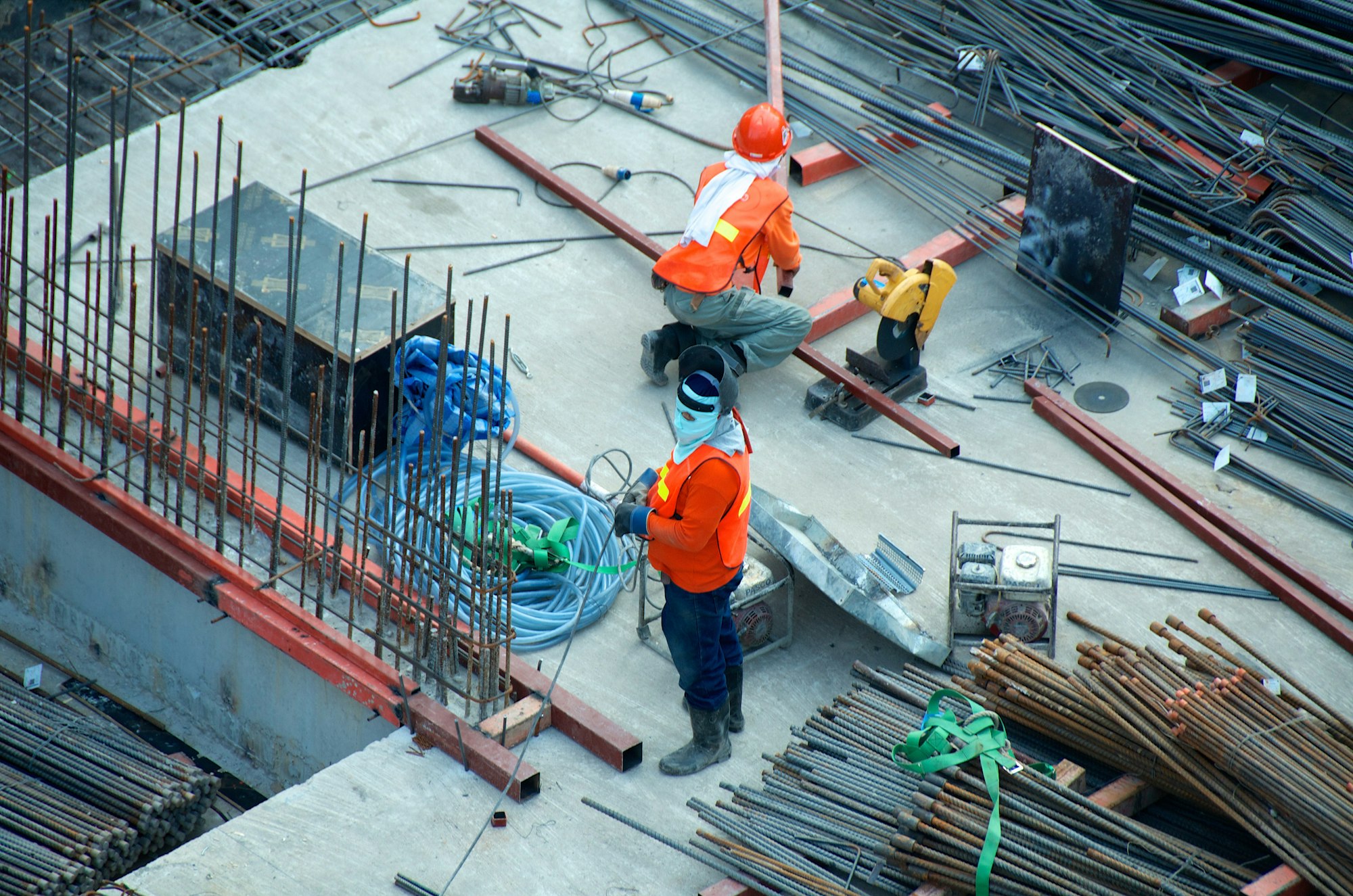 Obra de construção civil com laje de concreto e armadura