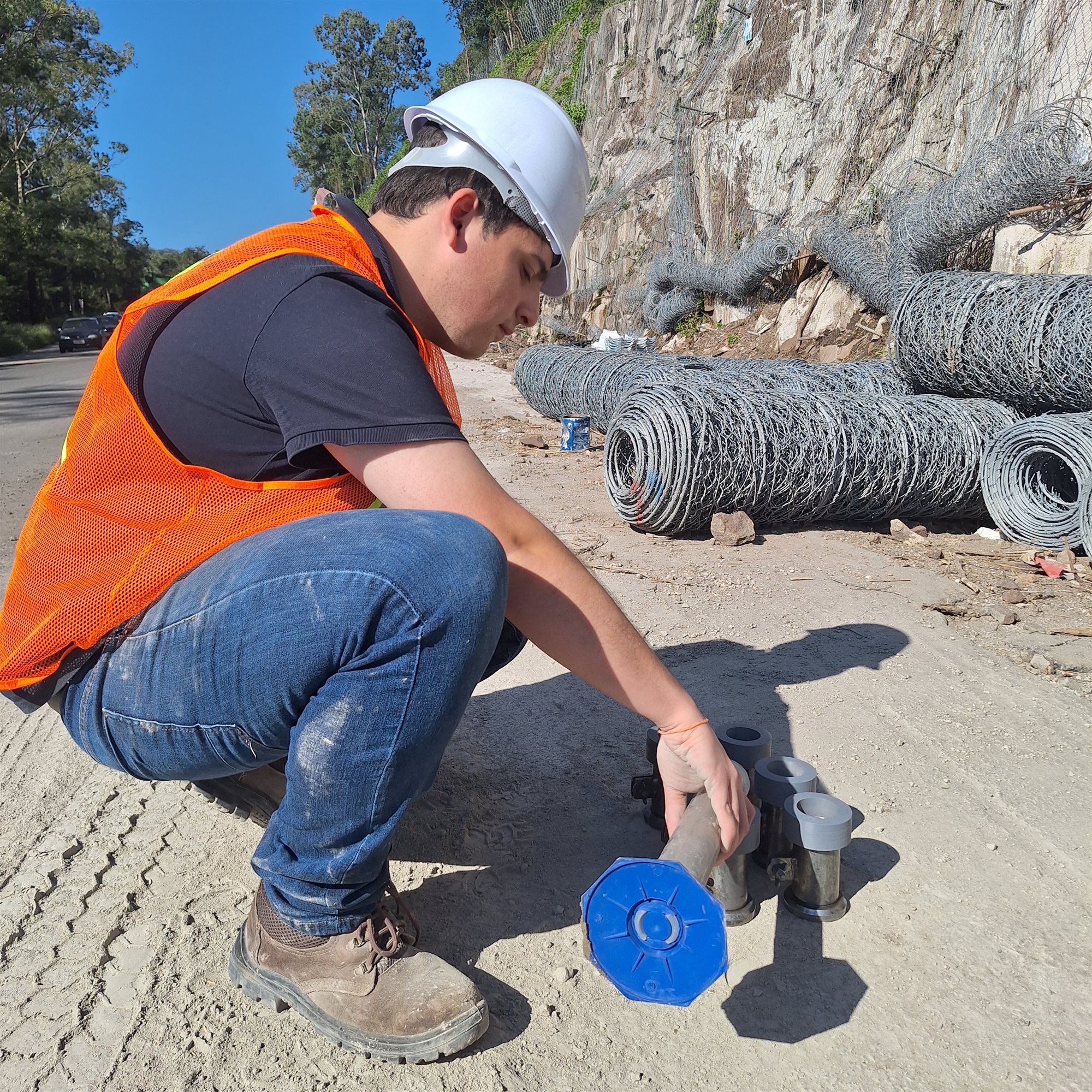 Engenheiro da Infracontrol em ensaio de densidade in situ no solo